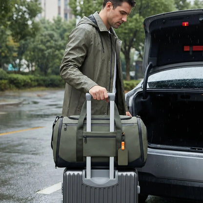 Sac de voyage vert sur poignée télescopique valise pendant pluie