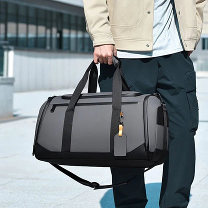 homme portant sac de voyage a main