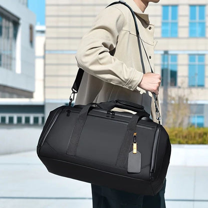 homme portant sac de voyage epaule