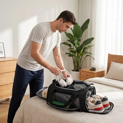 homme rangeant affaires dans sac de voyage